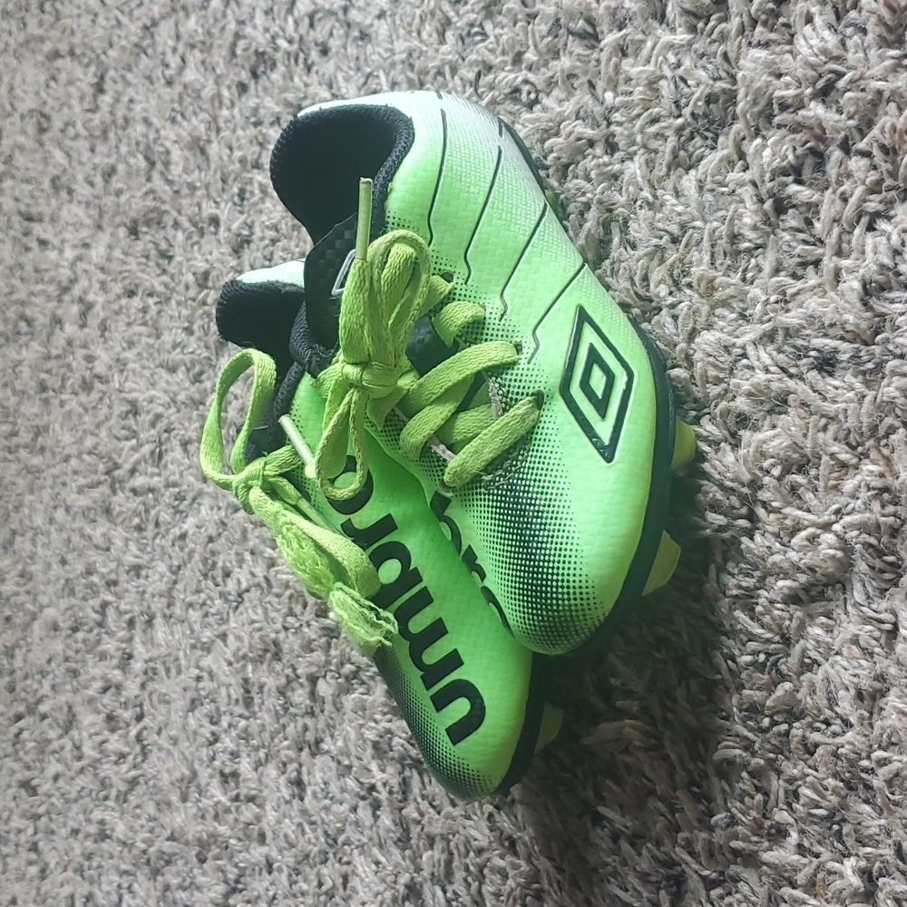Kids Umbro Neon Green Arturo Soccer Cleats Size 8K